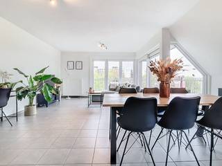 De snelste manier om een bezoek te brengen aan dit appartement? Vraag je bezoek aan via de rode knop op onze website (www.dewaele.com) en je...