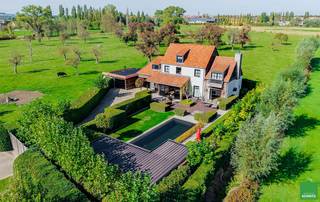 <h3><span>Exclusieve villa te koop in Knokke</span></h3>
<span>Unieke ligging met volledige privacy, zwembad en panoramisch zicht over de polders</span>

<h3><span>Luxueuze villa met uitzonderlijke troeven</span></h3>
Ontdek deze exclusieve villa, uniek gelegen in het hart van Knokke, waar rust, ruimte en comfort samenkomen. Geniet van een adembenemend open zicht over de uitgestrekte polders, terwijl u zich omringd weet door volledige privacy. Hier woont u in alle sereniteit, ver weg van de drukte, maar toch dichtbij de bruisende kust en het centrum van Knokke.

<h3><span>Indeling en leefruimtes</span></h3>
Bij het betreden van de villa wordt u verwelkomd in een stijlvolle inkomhal met aparte gastentoilet en praktische berging/wasplaats. De ruime woonkamer met open haard vormt het warme hart van de woning, ideaal om gezellige avonden door te brengen. Aansluitend bevindt zich de verhoogde eetplaats, waar u tijdens iedere maaltijd geniet van een prachtig vergezicht over de omliggende velden en de natuur.<br />De volledig geïnstalleerde open keuken is een droom voor elke hobbykok en geeft rechtstreeks uit op het zonovergoten terras. Hier komt binnen en buiten naadloos samen, perfect voor lange zomeravonden met familie en vrienden.
<h3><span>Privétuin en wellness</span></h3>
De villa beschikt over een volledig zuidgerichte tuin, aangelegd met oog voor detail en voorzien van een luxueus zwembad. Na een verfrissende duik kunt u volledig tot rust komen in de privé wellnessruimte, uitgerust met sauna, jacuzzi, douche, toilet en een comfortabele loungeruimte. Dit is pure verwennerij aan huis!

<h3><span>Slaapkamers en badkamers</span></h3>
Op de eerste verdieping bevindt zich een ruime master bedroom, voorzien van een eigen dressing en een luxueuze badkamer met ligbad, inloopdouche en dubbele lavabo. Daarnaast zijn er twee volwaardige slaapkamers, telkens met dressing en een communicerende douchekamer – ideaal voor kinderen of gasten die extra comfort waarderen.<br />Op de tweede verdieping vindt u een royale polyvalente ruimte die perfect dienst kan doen als studio, hobbyruimte of extra slaapkamer, helemaal naar uw wensen in te richten.
<h3><span>Parkeren en praktische voorzieningen</span></h3>
De villa beschikt over een ruime dubbele garage en een buitenparking die plaats biedt aan meerdere wagens – ideaal voor wie bezoek verwacht of meerdere voertuigen bezit. Parkeren is hier nooit een probleem.<br />Deze prachtige villa is uitgerust met zonnepanelen, waardoor ze niet alleen milieuvriendelijk is, maar ook bijzonder energiezuinig.
<h3><span>Unieke kans in Knokke</span></h3>
Droomt u van een luxueus verblijf met alle comfort, privacy en een ongeëvenaarde ligging? Deze villa is een unieke opportuniteit voor wie hoge eisen stelt aan wonen, ontspanning en natuurbeleving. Dit pareltje combineert klasse, ruimte en rust op een toplocatie in Knokke.<br />Aarzel niet en contacteer ons vandaag nog voor meer informatie of een vrijblijvende bezichtiging. Uw nieuwe thuis wacht op u!<br /> 