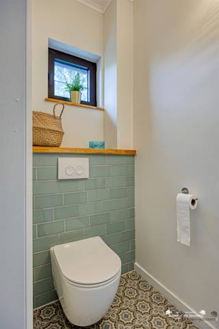 <p><span>Vous recherchez une </span><span>maison spacieuse, prête à emménager, avec des finitions haut de gamme, très lumineuse et dotée de nombreux équipements pratiques</span><span>? Alors cette magnifique maison située à Ham vaut vraiment le détour.</span></p><p><span>En entrant dans la maison, vous accédez à un </span><span>vaste hall d’entrée</span><span>, équipé de placards encastrés très pratiques. </span></p><p><span>Le </span><span>vaste espace de vie</span><span> forme, avec la salle à manger, un ensemble agréable et ouvert. Grâce à ses grandes baies vitrées </span><span>, </span><span> cette pièce bénéficie d’une </span><span>lumière naturelle abondante</span><span>, ce qui crée une ambiance chaleureuse et accueillante. </span><span>La cuisine entièrement équipée</span><span> offre tout le confort nécessaire et dispose de suffisamment d’espace de travail et de rangement. Elle donne directement sur une </span><span>buanderie</span><span> pratique </span><span>, dotée de nombreux placards encastrés. À côté se trouve un </span><span>débarras</span><span> supplémentaire </span><span>, idéal pour ranger soigneusement toutes sortes d’objets et d’articles ménagers.</span></p><p><span>Au premier étage se trouvent pas moins de </span><span>quatre chambres spacieuses</span><span>. Cet étage dispose également d’un </span><span>bureau</span><span> indépendant </span><span>, idéal pour le télétravail, les études ou comme espace de loisirs. La salle de bains communique avec un </span><span>dressing pratique</span><span>, ce qui offre un confort supplémentaire et un espace de rangement.</span></p><p><span>À l’extérieur également, cette maison a beaucoup à offrir. Elle dispose d’un </span><span>beau jardin entièrement clos</span><span>, vous permettant de profiter de la vie en plein air en toute tranquillité et intimité. Le jardin offre en outre suffisamment d’espace pour se détendre, laisser les enfants jouer ou passer des moments conviviaux en famille et entre amis.</span></p><p><span> </span></p><h3><span>Voici quelques-uns de ses atouts :</span></h3><ul><li><span>Label EPC B</span></li><li><span>Installation électrique conforme</span></li><li><span>Citerne d'eau de pluie d'une capacité de pas moins de 10 000 litres</span></li><li><span>Maison très spacieuse</span></li><li><span>4 chambres spacieuses + un espace bureau</span></li><li><span>Finitions haut de gamme</span></li><li><span>Nombreux placards intégrés</span></li><li><span>Prête à emménager et dotée d’un agencement particulièrement pratique</span></li></ul><p><span> </span></p><p><span>Une maison qui allie espace, confort et qualité de manière particulièrement agréable. </span><span>Une visite s’impose donc sans aucun doute !</span></p>