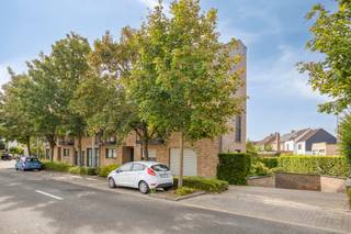 <p><strong><em>Welkom in Residentie Garden, waar comfortabel wonen en een uitstekende bereikbaarheid naadloos samenkomen. Dit instapklare duplex-appartement combineert een doordachte indeling met een warme uitstraling, twee mooie slaapkamers, een handige bergzolder en een eigen ondergrondse autostaanplaats. Hier geniet je van alle moderne gemakken op een toplocatie vlakbij het station van Herent.</em></strong></p><p><strong><em>Ook ideaal als investering.</em></strong></p><p> </p><p>Via de gemeenschappelijke inkomhal met lift bereik je de eerste verdieping van het gebouw. Bij het betreden van het appartement komt u binnen in een verzorgde inkomhal met een gastentoilet en een praktische vestiairehoek.</p><p>De gezellige woonkamer vormt het hart van het appartement en valt meteen op door de aangename, natuurlijke lichtinval die de ruimte een open gevoel geeft. Aansluitend bevindt zich de open keuken, stijlvol afgewerkt met duurzame granieten werkbladen, waar je moeiteloos een heerlijke maaltijd bereidt.</p><p>Een aanpalende berging zorgt voor extra opslagruimte vlak bij het kookgedeelte.</p><p> </p><p>Via de trap bereik je de bovenliggende verdieping waar de nachthal toegang biedt tot twee comfortabele slaapkamers.</p><p>De complete badkamer is voorzien van een ligbad met douchemogelijkheid, een ingebouwd wastafelmeubel met spiegel- en kolomkast, een tweede toilet en een aansluiting voor een wasmachine.</p><p>Daarnaast beschikt het appartement over een riante bergzolder van 33m², ideaal voor het opbergen van seizoensgebonden spullen.</p><p> </p><p>Het wooncomfort stopt niet bij de voordeur. In de kelderverdieping heb je de beschikking over een privé-autostaanplaats, terwijl het gebouw tevens voorziet in een gemeenschappelijke fietsenstalling en een rustige tuin voor alle bewoners.</p><p> </p><p>Dankzij het energiezuinige karakter met een EPC van 123 kWh/m² (label B), een conforme elektrische installatie en de afwezigheid van asbest kies je hier voor een zorgeloos en toekomstbestendig appartement.</p><p>Het beheer van de residentie loopt via een syndicus. Maandelijkse kosten = 95 €/maand (incl brandverzekering en gebruik afvalcontainer).</p><p>Er zijn individuele tellers voor water-gas-elektriciteit.</p><p> </p><p>Bovendien bevindt alles zich op wandel- en fietsafstand: van lokale winkels, gezellige horeca en scholen tot het station van Herent.</p><p>Leuven is makkelijk bereikbaar met de fiets en de oprit van de E314 ligt op 10 min.</p><p> </p><p>Het appartement is direct beschikbaar en klaar om jou te verwelkomen voor een eerste kennismaking.</p>