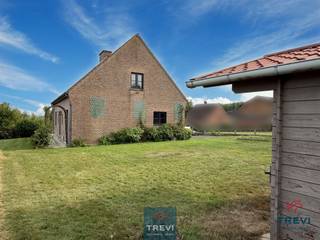 <p><span>SOUS OPTION Sur la belle commune de Silly, à Thoricourt, une impressionnante villa de construction solide et traditionnelle, partiellement de plain-pied au calme sur un terrain bien orienté. La maison se compose d'un hall d'entrée accueillant de 9 m² sous carrelage d'époque et son WC invités. Une pièce de vie lumineuse de 32 m² avec son accès à la grande terrasse. Une cuisine rustique et lumineuse de 16 m² avec un large coin à manger avec une arrière cuisine de 7 m² qui peut servir de buanderie et de rangements. De plain-pied, une grande chambre de 16 m² et sa grande salle de bain de 9 m². A l'étage, via un escalier en bois, un hall de nuit de 8 m² qui distribue 2 très belles et grandes chambres de 23 m² chacune, une salle de douche de 9 m² avec sa cabine et son WC. L'ensemble de la maison est équipé de caves pour tout entreposage et toutes passions de bricolage et de 2 grands garages. CC au mazout. Cuve 5000L. Citerne eau de pluie 5000L alimente WC et jardin. Eau de Puits avec pompe pour multiples usages. Châssis double vitrage PVC (2022). Faire offre à partir de 375.000€. Infos et visites au 02/355.50.55.</span></p>