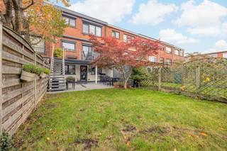 Deze gezellige woning werd de voorbije jaren volledig gerenoveerd met oog voor comfort en kwaliteit. Op het gelijkvloers bevindt zich een...