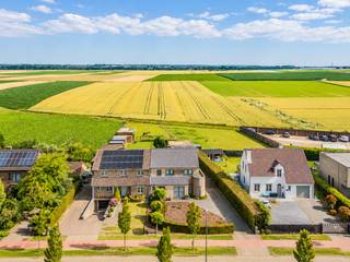 Bent u op zoek naar een ruime woning met een praktische indeling, veel lichtinval en een aangename/centralte ligging? Dan is deze woning aan Bilzerbaan 154 in Veldwezelt zeker een bezoek waard.<br /><br />Dankzij de drie volwaardige slaapkamers, ruime leefruimtes, moderne keuken en onderhoudsvriendelijke buitenruimte biedt deze woning alle comfort voor gezinnen die op zoek zijn naar ruimte en kwaliteit.<br /><br />Gelegen op een mooie locatie in Veldwezelt geniet u hier van een aangename combinatie tussen rust en bereikbaarheid. De woning wordt omgeven door een groen en landelijk karakter. Tegelijkertijd bevinden winkels, scholen, openbaar vervoer en belangrijke verbindingswegen zich op korte afstand. Ook Maastricht (NL) en omliggende gemeenten zijn vlot bereikbaar.<br /><br /><strong>Indeling</strong><br />Via de inkomhal betreedt u de woning en wordt u verwelkomd in een ruime hal met apart gastentoilet. Vanuit de hal komt u terecht in de lichtrijke leefruimte, waar de grote raampartijen zorgen voor een aangename sfeer en een open gevoel.<br />De woonkamer biedt voldoende ruimte voor een gezellige zithoek en sluit mooi aan op het eetgedeelte, waar u geniet van een prachtig uitzicht richting de tuin. Aansluitend bevindt zich de moderne keuken, uitgerust met een stijlvol kookeiland, kwalitatieve toestellen en voldoende werk- en opbergruimte. <br /><br />Op de eerste verdieping bevinden zich drie volwaardige slaapkamers. Dankzij hun mooie oppervlaktes bieden deze kamers verschillende mogelijkheden als slaapkamer, dressing, bureau of hobbyruimte.<br /><br />Verder beschikt de verdieping over een ruime badkamer voorzien van een inloopdouche, dubbele lavabo en toiletruimte. Ook de aansluitingen voor wasmachine en droogkast zijn hier momenteel aanwezig (deze aansluitingen zijn tevens voorzien in de berging op het gelijkvloers). De badkamer beschikt over alle nodige voorzieningen en biedt tegelijk de mogelijkheid om deze verder naar eigen smaak op te frissen.<br /><br />Ook buiten heeft deze woning heel wat te bieden. De volledig aangelegde en verharde buitenruimte zorgt voor een onderhoudsvriendelijk geheel met veel parkeermogelijkheden en ruimte om optimaal van het buitenleven te genieten. Via de toegangspoort bereikt u de achterzijde van het perceel waar zich de ruime garage met elektrische poort bevindt.<br /><br />Daarnaast is de woning voorzien van een praktische kelderruimte, ideaal als extra opslagruimte of voor het bewaren van voorraad.<br /><br /><strong>Troeven van deze woning</strong>
<ul>
<li>Mooie ligging in Veldwezelt (Lanaken)</li>
<li>Ruime en lichtrijke leefruimte met grote raampartijen</li>
<li>Vier volwaardige slaapkamers</li>
<li>Onderhoudsvriendelijke buitenruimte</li>
<li>Ruime oprit met veel parkeermogelijkheden</li>
<li>Garage met elektrische poort</li>
<li>EPC-label B</li>
</ul>
Deze woning vormt een uitstekende opportuniteit voor wie op zoek is naar een ruime en verzorgde woning op een gunstige locatie in Veldwelzelt/Lanaken.<br /><br />Interesse in deze woning? Neem gerust contact op met ons kantoor voor meer informatie of een bezichtiging. <br />Tel. <span><strong>+32 (0)89 23 44 22 </strong></span><br />Mail. <span><strong>info@immoverslegers.be </strong></span>