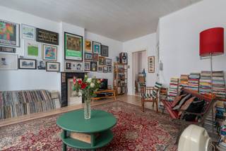 <p>Op de tweede verdieping van een kleinschalige residentie in de Ieperstraat bevindt zich dit ruime appartement met extra dakverdiep. Dankzij de centrale ligging in een rustige woonwijk is dit een ideale opportuniteit voor wie op zoek is naar een betaalbare woonst, investering of tweede verblijf aan zee.</p>
<p>Met een bewoonbare oppervlakte van <strong>89 m²</strong> beschikt het appartement over een lichtrijke leefruimte die naadloos aansluit op de eetplaats met kitchenette. De slaapkamer is ruim en grenst rechtstreeks aan de badkamer, uitgerust met douche en lavabo. Het individueel toilet is apart bereikbaar. Verder zijn er praktische voorzieningen zoals een gemeenschappelijke fietsenberging, een privatieve kelderberging en een extra ruimte op de dakverdieping die voor diverse doeleinden kan worden benut.</p>
<p>Het gebouw telt drie verdiepingen en bevindt zich op wandelafstand van winkels, openbaar vervoer en het strand.</p>
<hr />
<p><strong>Troeven van dit appartement:</strong></p>
<ul>
<li>
<p>Centrale ligging op wandelafstand van winkels, scholen, sportcentrum en strand</p>
</li>
<li>
<p>Extra ruimte op de dakverdieping en privatieve kelderberging</p>
</li>
<li>
<p>Elektriciteitskeuring conform</p>
</li>
<li>
<p>Betaalbare opportuniteit: ideaal als starterswoning, investering of tweede verblijf</p>
</li>
<li>
<p>Renovatiekansen: verbetering van de energieprestatie mogelijk via vervanging van ramen, vernieuwing van het verwarmingssysteem of dakrenovatie (in overleg met mede-eigenaars)</p>
</li>
</ul>
<p>Of u nu zoekt naar een betaalbare thuisbasis, een tweede verblijf aan zee of een slimme investering — dit appartement in Oostende combineert ligging, potentieel en toegankelijkheid in één aantrekkelijk geheel.</p>