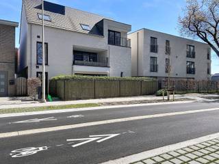 Dit gebouw is gelegen op de hoek van de Liersebaan en De Bergen (vlakbij restaurant Il Forno).INDELING APPARTEMENT 1E VERDInkomhalLeefruimte met open...