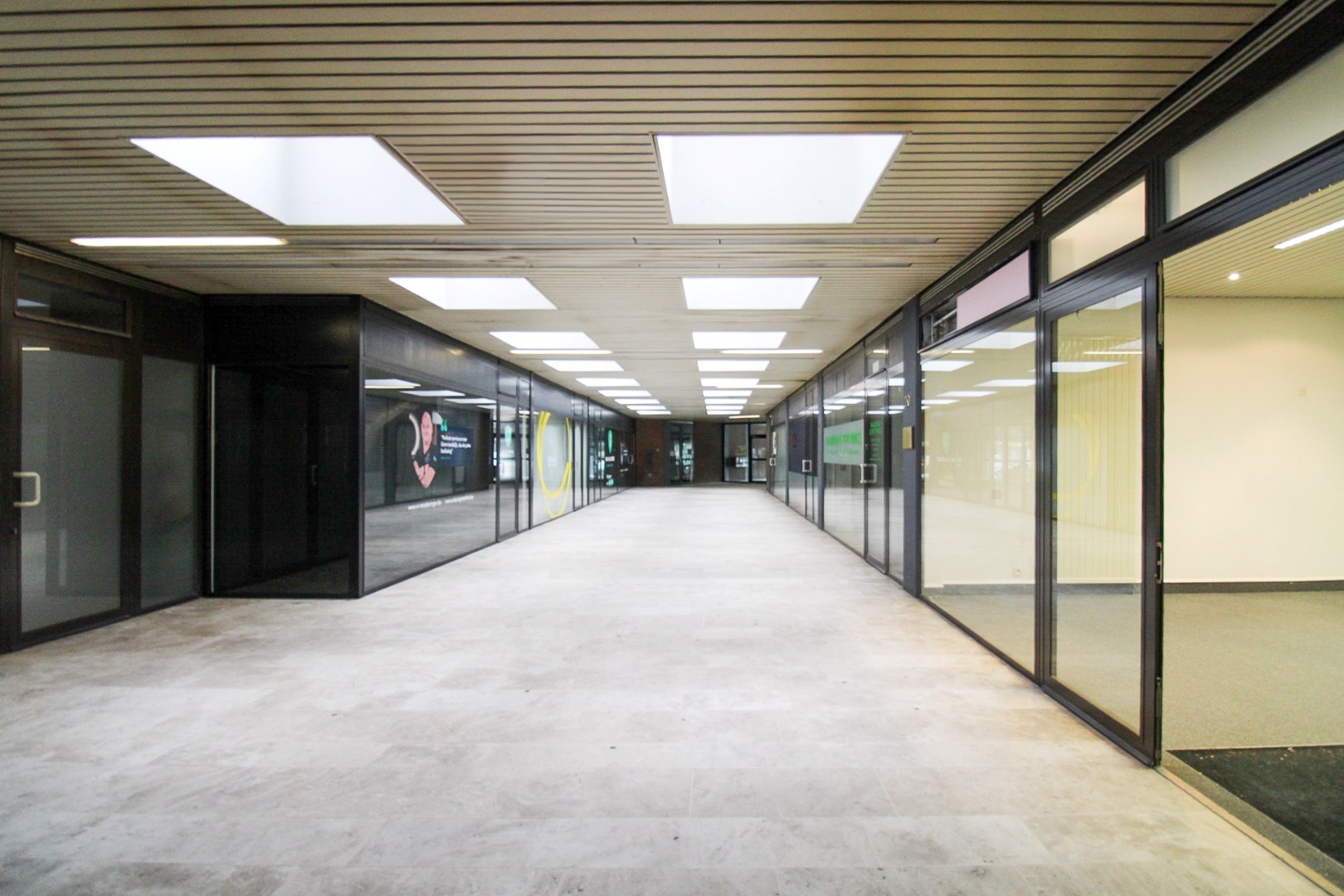 Nieuwe kansen wachten: Veelzijdige kantoor- of handelsruimte te huur in het hart van Sint-Niklaas - foto 1