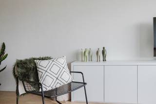 <strong>Ligging</strong> <br /><br />Gelegen in de Gustaaf Callierlaan aan het <strong>Koning Albertpark </strong>te Gent. Op wandelafstand van het centrum en een makkelijke verbinding met het openbaar vervoer alsook de E40/E17.<br /><br /><strong>Indeling</strong><br /><br />Het appartement bevindt zich op het <strong>7de verdiep</strong> en bestaat uit de inkom met vestiaire, de lichtrijke woonkamer met<strong> </strong>zicht op het<strong> Koning Albertpark</strong>, de eetplaats met een volledig ingerichte open keuken met buitenruimte, het gastentoilet, de nachthal, de eerste slaapkamer, een badkamer met inloopdouche en 2 slaapkamers met toegang naar het terras met<strong> </strong>zicht op het <strong>Gentse Sint Pietersabdij</strong>.<br /><br /><strong>Troeven</strong><br /><br />- locatie<br />- instapklaar <br />- gerenoveerd<br />- zevende verdiep<br /><br />De ondergrondse autostandplaats is niet inbegrepen in de vraagprijs. <br /><br />Voor inlichtingen en/of bezoek, bel Guillaume Delbecque 0472/25.70.76