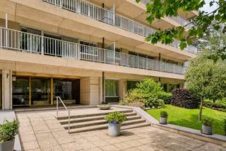 Ontdek dit uitzonderlijk lichtrijke penthouse-duplex, gelegen op de 6de en 7de verdieping van een verzorgd gebouw aan de gegeerde Avenue du Lycée Français. Met een bewoonbare oppervlakte van ca. 145 m² en maar liefst 67 m² aan terrassen geniet u hier van een unieke combinatie van ruimte, comfort en buitenleven.<br /><br />De woning verwelkomt u met een ruime inkomhal met ingebouwde kasten, een volledig uitgeruste keuken en een aangename leefruimte met open haard en grote raampartijen die zorgen voor een overvloed aan natuurlijk licht. Verder beschikt het appartement over drie volwaardige slaapkamers (± 13 m², 12 m² en 18 m²), waarvan twee met ingebouwde kasten, en twee badkamers.<br /><br />Dankzij de uitstekende oriëntatie op het oosten en zuidwesten, de beperkte inkijk en de royale terrassen geniet u de hele dag door van zon, rust en privacy.<br /><br />Bijkomende troeven zijn de conforme elektriciteit, geblindeerde deur, dubbele beglazing, een privatieve kelder en de aanwezigheid van een conciërge in het gebouw.<br /><br />Voor investeerders vormt dit eveneens een interessante opportuniteit: het appartement is momenteel verhuurd aan € 1.860 per maand exclusief lasten, wat neerkomt op een bruto huurrendement van circa 3,8%.<br /><br />Ideaal gelegen nabij scholen, winkels, openbaar vervoer en belangrijke verbindingswegen. Bovendien bevindt het appartement zich vlak naast het Lycée Français, op een steenworp van de groene zonesvan De Kauwberg en de Sauvagère, nabij de stations van Calevoet en Moensberg en met een vlotte verbinding naar de Ring.<br /><br />Een zeldzame opportuniteit voor wie op zoek is naar ruimte, licht, privacy en uitzonderlijke buitenruimtes in het hart van Ukkel.<br /><br />Interesse? Contacteer Morgane via morgane@woonvast.be of 0498 60 61 75 voor meer informatie of een bezoek.