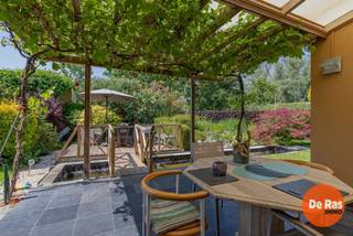 BEZOEKDAG ZATERDAG 03/10 VAN 9U30 TOT 11U30 (enkel op afspraak!)<br /><br />WETTEREN - Deze open bebouwing is de laatst gelegen woning in een rustige, doodlopende straat. Alle voorzieningen zoals scholen, winkels, ontspanning, openbaar vervoer en het station van Wetteren bevinden zich in de directe omgeving. Daarnaast geniet deze woning van een goede bereikbaarheid door de nabijheid van invalswegen en de E40.<br /><br />Naar indeling toe bevindt zich op het gelijkvloers een inkomhal, een badkamer voorzien van lavabo, inloopdouche en toilet, een ruime lichtrijke woonkamer met zicht op de tuin, een keuken met aangrenzende bijkeuken, een eetplaats en twee slaapkamers, waarvan een met aansluitende ruimte die kan dienen als sanitaire ruimte, wasplaats, dressing, bureau of extra slaapkamer. Verder beschikt de woning over een praktische en droge kelder.<br /><br />De woning is gebouwd in 2003 en voorzien van de toen geldende isolatienormen, centrale verwarming op aardgas en hoogrendementsglas (aluminium schrijnwerk) met elektrische rolluiken.<br /><br />Buiten is er een mooi aangelegde oprit met plaats voor 3 wagens, een carport, een buitenberging en heel gezellige tuin met meerdere terrassen. De terrassen zijn zuidwest georiënteerd, dus ideaal voor wie graag veel zon in de tuin heeft.<br /><br />Bent u op zoek naar een vrijstaande, instapklare woning met veel lichtinval en leuke tuin op een uitstekende locatie? Aarzel dan niet en maak snel uw afspraak! Voor meer info en bezoek 053/60.65.60.
