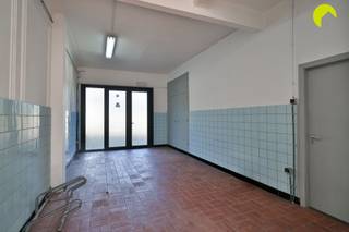 <p><span>Ce bâtiment multifonctionnel est situé dans le quartier Groenenhoek à Berchem et comprend un entrepôt/atelier au rez-de-chaussée et des bureaux à l'étage.</span></p><p><span> </span></p><p><span>On y accède par la porte vitrée. On pénètre alors dans un espace couvert. Immédiatement à gauche, on trouve un petit espace d'accueil.</span></p><p><span> </span></p><p><span>Devant nous, au rez-de-chaussée, nous avons accès à un grand espace, idéal pour le stockage, une salle d'exposition ou un atelier.</span></p><p><span>Un escalier extérieur nous mène au premier étage. On y trouve un espace de bureaux, équipé de sanitaires et d'une cuisine.</span></p><p><span> </span></p><p><span>Chauffage assuré par une chaudière à condensation rénovée.</span></p><p><span> </span></p><p><span>Classe énergétique : F</span></p><p><span>Note P : A - Note G : A</span></p><p><span> </span></p><p><span>Surface selon le relevé du certificat de performance énergétique</span></p><p><span> </span></p><p><span>Pour une visite sur place, appelez le 03 449 42 41 ou envoyez-nous un e-mail à hallo@habicom.be.</span></p><p><span>Vous souhaitez connaître la valeur de votre logement ? Vérifiez-la gratuitement sur www.watismijnhuiswaard.be</span></p>