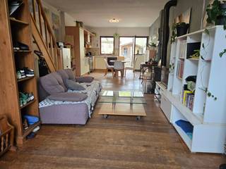 Mobiscore: 9,3! Een super gezellige woning met drie slaapkamers en zonneterras op enkele stappen van de Smedenpoort, station, 't Zand, scholen, speeltuin,... Achteraan heeft mannen het zicht op de groene Vesten, vooraan komt men buiten en is er een gezellig pleintje met speeltuin, bakker en slager. De woning heeft oa goedgekeurde elektriciteit, cv op gas, dubbele beglazing, open en ingerichte keuken met SMEG fornuis, parket, badkamer boven met ligbad en extra toilet, gezellig zonneterras, ... Uiterst goed gelegen nabij centrum Brugge en uitvalswegen (zonder wachten op bruggen). EPC: 277 kWh/m², label C. Asbestveilig! Woning is momenteel verhuurd aan 950/maand, conformiteitsattest verhuur aanwezig, huur opzegbaar! Ideaal als investering van om dagelijks zelf te genieten!! Kortom: een mega gezellige, leuke woning op één van de beste locaties te Brugge! Voor vrijblijvende info bel: 0495.70.00.05