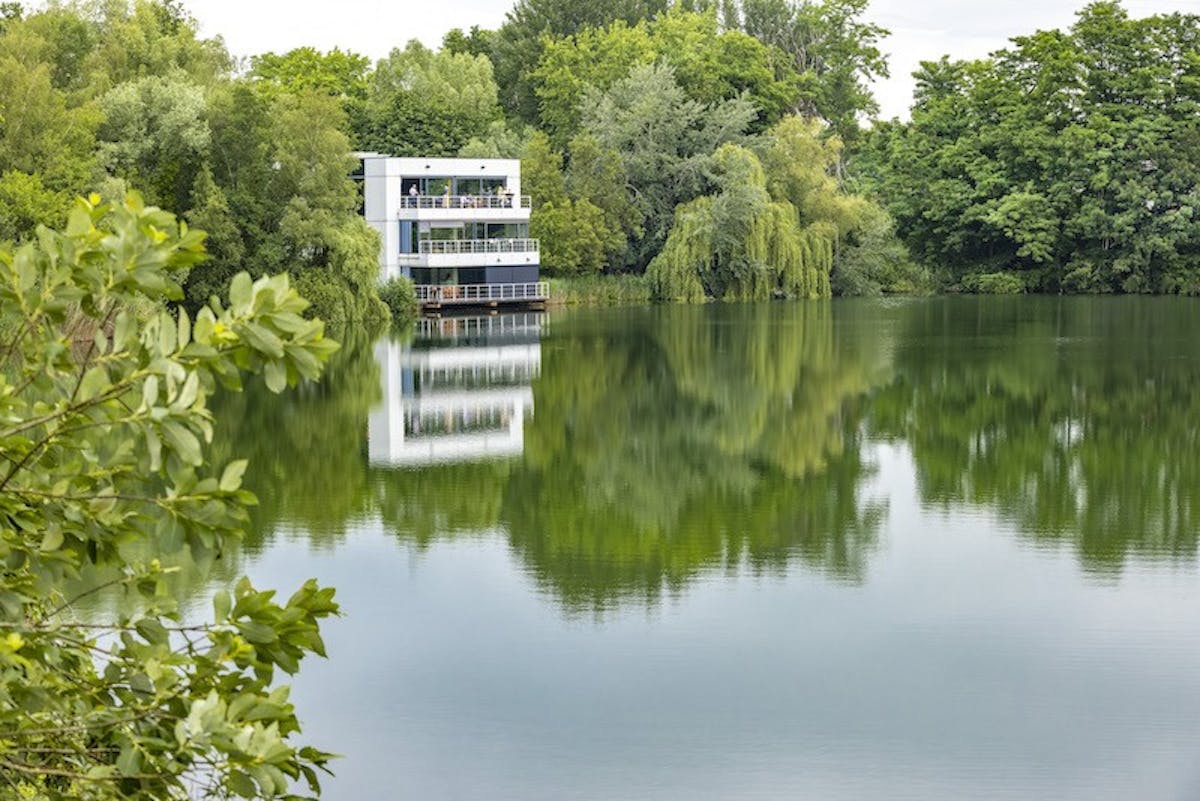 Espace de bureau à louer à Niel : emplacement unique au bord de l'eau - photo 1