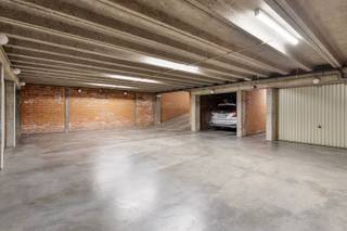 Ondergrondse afgesloten garagebox gelegen in de Koning Albertstraat, vlakbij station en Grote Markt van Kortrijk. Ondergrondse verdieping van een appartementsgebouw. Voor de vlugge beslissers!!!