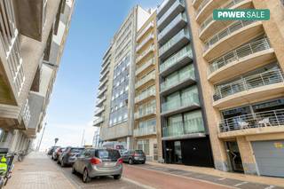 Bent u op zoek naar een rendabele investering of een heerlijk verblijf aan de kust? Dit instapklare appartement in een recent gebouw biedt de perfecte combinatie van comfort en een uitstekende ligging. Het pand is momenteel verhuurd aan betrouwbare huurders, waardoor u onmiddellijk geniet van een gegarandeerd rendement op uw vastgoed.<br /><br />De indeling van dit appartement in Blankenberge ziet er als volgt uit:<br /><br />- Inkomhal met gastentoilet en ruimte voor een vestiaire<br />- Lichtrijke leefruimte met een open, ingerichte keuken<br />- Terras aan de voorzijde met zijdelings zeezicht<br />- Praktische berging met aansluiting voor wasmachine<br />- Badkamer voorzien van een lavabomeubel en douche<br />- Twee volwaardige slaapkamers<br />- Tweede terras aan de achterzijde<br /><br />De elektriciteit is volledig conform gekeurd en het gebouw beschikt over een gunstig energieprestatiecertificaat (EPC). Dankzij de uitstekende staat van het gebouw hoeft u zich geen zorgen te maken over grote renovatiekosten.<br /><br />De bereikbaarheid is een grote troef: u bevindt zich op een steenworp van de zeedijk, terwijl ook het openbaar vervoer en de invalswegen vlot bereikbaar zijn. Of u nu overweegt dit appartement aan te kopen als vaste bewoning, als gezellig tweede verblijf of als slimme belegging, dit eigendom in Blankenberge voldoet aan alle eisen.<br /><br />Bent u benieuwd naar de mogelijkheden van deze verkoop? Neem dan snel contact op voor meer informatie over dit appartement dat momenteel te kopen staat via ons kantoor.<br /><br />De eigendom wordt aangeboden via de Power-sale formule. Van 02/09/2026 om 09:00 tot 10/10/2026 om 17:00 kan u het appartement op afspraak komen bezichtigen en een bod uitbrengen. De vermelde prijs is een instelprijs. Voor meer info, gelieve contact op te nemen met de dossierverantwoordelijke.<br /><br />Bestuursmaatregelen in het maatregelenregister: nee