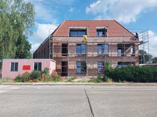 Zeer ruim appartement op de tweede verdieping met 2 slaapkamers, op een unieke rustige ligging te Mol Achterbos.  Een ondergrondse autostaanplaats...