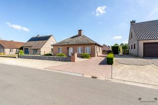 <p><span>Deze verzorgde verrassend ruime woning in Schriek combineert comfortabel gelijkvloers wonen met een uitzonderlijke hoeveelheid ruimte. De woning beschikt over 2 grote slaapkamers, een royale zolder, een inpandige garage en een afzonderlijke werkruimte met eigen zolder.</span></p><p><span>De ruime en lichtrijke leefruimte omvat een gezellige zit- en eetplaats. Grote raampartijen zorgen voor een aangename natuurlijke lichtinval, terwijl de gashaard bijdraagt aan de warme en huiselijke sfeer.</span></p><p><span>Aansluitend bevindt zich de royale keuken, voorzien van veel kastruimte en werkoppervlak. Een extra pluspunt is dat de keukentoestellen recent werden vernieuwd, waardoor de keuken meteen praktisch inzetbaar is.</span></p><p><span>De woning telt twee volwaardige, ruime slaapkamers, waarvan één voorzien is van twee volledige wanden met ingemaakte kasten. Een bijzonder praktische troef die zorgt voor een zee aan opbergruimte. De ruime badkamer is uitgerust met zowel een ligbad als een afzonderlijke douche.</span></p><p><span>Een absolute meerwaarde is de grote zolderverdieping. Momenteel biedt deze heel wat bergruimte, maar dankzij de royale oppervlakte zijn er ook interessante mogelijkheden om hier bijvoorbeeld een extra slaapkamer, hobbyruimte of andere woonruimte te creëren, mits de nodige aanpassingen en eventuele vergunningen.</span></p><p><span>Ook wie op zoek is naar garage-, hobby- of werkruimte komt hier ruimschoots aan zijn trekken. De woning beschikt over een garage met sectionaalpoort die rechtstreeks aansluit op het huis. Daarnaast is er een afzonderlijke werkruimte met eigen garagepoort én een eigen zolderverdieping. Ideaal als atelier, hobbyruimte of voor wie behoefte heeft aan bijkomende opslagruimte.</span></p><p><span>Buiten beschikt de eigendom over een ruime verharde zone met parkeermogelijkheid voor meerdere wagens. Het overdekte terras vormt een aangename plek om beschut van de tuin te genieten. Verder is er een tuinhuis aanwezig en zorgen de hagen voor de nodige privacy.</span></p><p><span>Ook technisch heeft deze woning enkele mooie troeven. In 2024 werd een nieuwe condenserende verwarmingsketel geplaatst. Daarnaast beschikt de woning over een conforme elektrische installatie en een EPC-score van 272 kWh/m²jaar (label C).</span></p><h3><span>Troeven</span></h3><ul><li><span>2 grote, volwaardige slaapkamers</span></li><li><span>Ruime en lichtrijke leefruimte</span></li><li><span>Royale keuken met recent vernieuwde toestellen</span></li><li><span>Ruime badkamer met ligbad en afzonderlijke douche</span></li><li><span>Grote zolderverdieping met mogelijkheden voor extra kamer</span></li><li><span>Garage aan de woning met sectionaalpoort</span></li><li><span>Aparte werkruimte met eigen garagepoort</span></li><li><span>Overdekt terras</span></li><li><span>Tuinhuis</span></li><li><span>Ruime parkeermogelijkheden op eigen terrein</span></li><li><span>Nieuwe condenserende verwarmingsketel geplaatst in 2024</span></li><li><span>EPC 272 kWh/m²jaar label C</span></li><li><span>Elektrische installatie conform</span></li></ul><p><span>Een bijzonder veelzijdige eigendom met veel ruimte binnen én buiten, ideaal voor wie comfortabel wil wonen en tegelijk nood heeft aan extra plaats voor hobby, werk, opslag of toekomstige uitbreiding.</span></p>