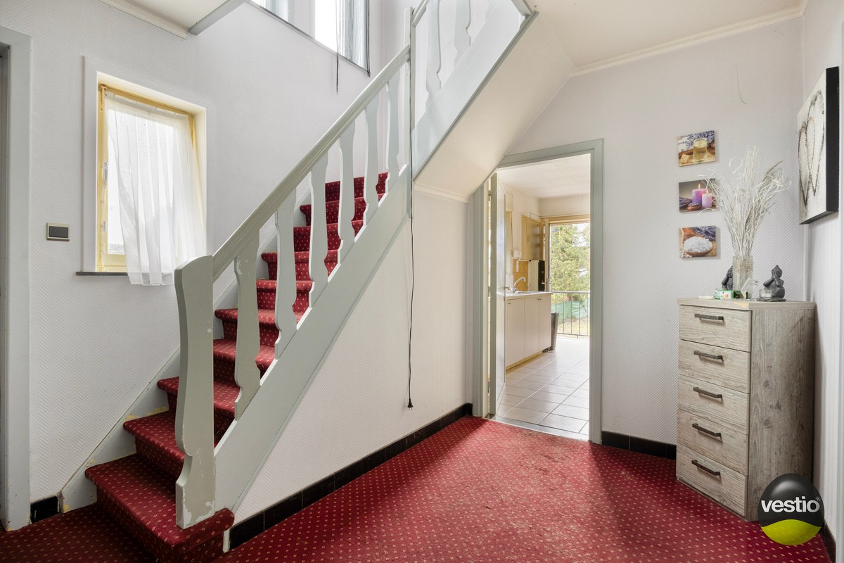 Ruime te renoveren woning met 3 slaapkamers op vlot bereikbare ligging (Genkersteenweg). - foto 3