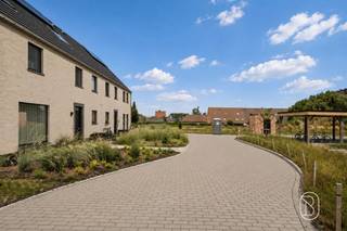 <p><span>Ontdek de charme van Asper, een sfeervolle deelgemeente van Gavere, waar een uniek nieuwbouwproject op u wacht. Gelegen in een bevoorrechte omgeving, op slechts 15 minuten rijden van de bruisende stad Gent, presenteert dit project 12 prachtige nieuwbouwwoningen. In elke woning is er de mogelijkheid om een vierde tot zelf een vijfde slaapkamer te voorzien. De woningen lot 1, 2 en lot 6 tot en met 12 hebben een afgewerkte zolderkamer in de prijs inbegrepen.<br /></span><br /><span>Dit woonproject bevindt zich in een licht en rustig gebied, een ware oase van sereniteit. Een woonerf waar rust en groen samenkomen, biedt u een unieke levensstijl weg van de drukte van alledag. Het is de perfecte balans tussen de levendige stad en de vredige natuur.</span><br /><span>Om uw comfort te optimaliseren, bieden wij de mogelijkheid om een carport of staanplaats aan te kopen. Voor €20.000 (exclusief kosten) kunt u genieten van de beschutting van een carport, terwijl een staanplaats, exclusief kosten, beschikbaar is voor €12.500. U heeft de vrijheid om te kiezen welke optie het beste bij uw wensen past.<br /></span><br /><span>Stap binnen in uw droomhuis, waar comfort en stijl samenkomen in deze volledig sleutel-op-de-deur afgewerkte woningen. Elk detail is zorgvuldig overwogen, waardoor u meteen kunt genieten van uw nieuwe thuis in Asper.</span><br /><span>Volgens het voorziene lastenboek heeft u de keuze om deze ruimtes in te richten volgens uw eigen smaak en voorkeuren.<br /><br />Bezoek na afspraak met immo beguin: emiel@immobeguin.be<br /></span></p>