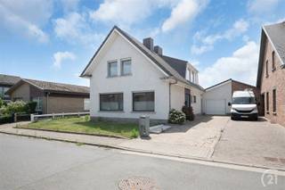 In het charmante Hillegem, op een steenworp van het dorpsplein, bevindt zich deze goed onderhouden en verrassend ruime woning in een...