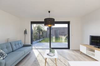 Vous devez avoir visité cet appartement ! Le long hall d'entrée vous invite dans l'espace de vie lumineux avec une cuisine ouverte...