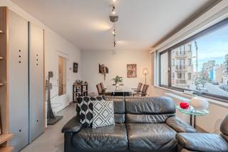 Dit lichtrijk hoekappartement te koop is gelegen op de eerste verdieping van Residentie Westhinder langs de Euphrosina Beernaerstraat te Oostende...