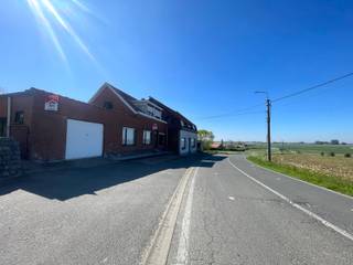 <strong>Zonnebeke - Ruime woning met verzicht te koop.</strong><br /><br /><strong>Indeling:</strong><br />Inkom, woonkamer, keuken, berging, slaapkamer, badkamer, wasruimte, garage<br /><u>1ste verdieping:</u> 3 slaapkamers<br /><br /><strong>Troeven:</strong>
<ul><li>Verzicht met tuin </li><li>Ruime garage</li><li>4 slaapkamers </li></ul>
Renovatieplicht