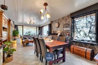 RUIME WONING MET COMMERCIËLE RUIMTE OP EEN CENTRALE LIGGING TE MAASMECHELEN !We vinden deze halfopen woning met een bewoonbare oppervlakte van 265 m²...