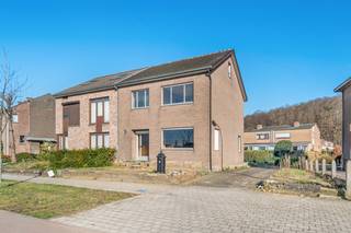 Deze ruime en oerdegelijke woning op 4a 25ca is goed gelegen en uiterst geschikt voor een gezin met kinderen!Bestaande uit een inkomhal met een...