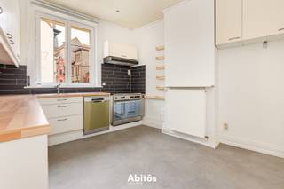 Situé au cœur historique de Gand, dans la charmante rue Baudelo (15e siècle), vous trouverez ce triplex de caractère datant de 1902. Ce bien unique allie des éléments authentiques au confort contemporain et bénéficie d’un emplacement de premier choix avec une excellente accessibilité.<br /><br />L’appartement est accessible via le hall d’entrée commun de cette élégante maison de maître. Au demi-niveau se trouve une salle de bains spacieuse, équipée d’une douche à l’italienne effet pluie, d’un WC et d’un lavabo simple, avec suffisamment d’espace pour une machine à laver et un sèche-linge.<br />Le niveau de vie vous accueille dans un séjour lumineux avec un coin salon chaleureux. La cuisine attenante est équipée d’une grande cuisinière à gaz, d’un four, d’un lave-vaisselle et d’un double évier. Depuis la cuisine, vous profitez d’une vue unique sur l’église Saint-Jacques, ainsi que d’une citation de chanson de Luc De Vos visible sur la façade, une subtile référence à l’artiste et à son œuvre.<br />Aux étages supérieurs, l’appartement dispose de trois chambres complètes. Le troisième étage comprend une grande chambre ainsi qu’une seconde pièce avec dressing intégré et toilettes privatives, offrant un confort et une intimité supplémentaires. Le quatrième étage abrite une chambre pleine de charme sous les toits, avec une vue magnifique sur les trois tours emblématiques de Gand.<br /><br />Vivre dans ce spacieux appartement, c’est profiter de la vie urbaine animée, avec commerces, restaurants et culture accessibles à pied, tout en rentrant chez soi dans le calme et le charme d’une maison de maître authentique.<br /><br /><strong>Informations pratiques :</strong>
<ul>
<li>Loyer : 1.600 € par mois</li>
<li>Disponible immédiatement</li>
<li>Local à vélos commun disponible</li>
<li>Colocation possible sous condition de domiciliation</li>
<li>Domiciliation obligatoire</li>
</ul>
Vous recherchez un triplex spacieux et prêt à emménager en plein centre de Gand ? Ne manquez pas cette opportunité !<br /><br /><strong>Questions ? Contactez-nous :</strong><br />📞 Gaethan: 0471 08 30 35<br />📧 gaethan@abitos.be