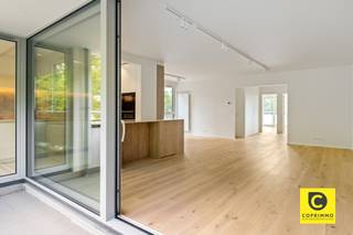<p><span>High-end gerenoveerd hoek-appartement met 2 slaapkamers en 2 terrassen te Fruithoflaan!</span></p><p><span>Dit verbluffend, lichtrijk en luxueus hoek-appartement van maar liefst 108m² werd zopas hoogwaardig en stijlvol gerenoveerd, geniet een gunstig EPC, conforme elektriciteit, is asbestveilig en bovendien beschikbaar bij akte. Het ligt op de 1e verdieping van een verzorgd en kleinschalig gebouw met centrale ligging. Winkels, parken, scholen, horeca, sportfaciliteiten, openbaar vervoer en invalswegen zijn steeds vlakbij. Ook het bruisende Antwerpen stad is slechts een boogscheut verwijderd. Bent u op zoek naar een ruim en klassevol appartement met voldoende buitenruimte en groene vergezichten? Zoek niet langer, vraag een bezoek aan voor dit pand en uw verwachtingen zullen ongetwijfeld worden ingelost.  </span></p><p><span> </span></p><p><span>Inkomhal, leefruimte &amp; keuken:</span></p><p><span>U betreedt dit pareltje via de moderne inkomhal met veiligheidsdeur, parlofoon en ingemaakte vestiaire. Het oog valt meteen op de prachtige parketvloer die naadloos werd doorgelegd in nagenoeg het hele appartement. Dankzij de hoekligging geniet de riante leefruimte (ca. 40 m²) een mooie natuurlijke lichtinval die het ruimtelijk gevoel des te meer in de verf zet. De oogstrelende open keuken met eiland en zitgedeelte werd wonderwel geïntegreerd en is voorzien van kwalitatieve toestellen. U kan tijdens het koken steeds genieten van uw gezin en/of gezelschap en bovendien is er aan werk- en opbergruimte hoegenaamd geen gebrek. De strakke tegelvloer, het schitterende werkblad en de geïntegreerde led-verlichting maken deze tijdloze keuken helemaal af, evenals de kastenwand in de leefruimte die een harmonieus geheel vormt met het eiland.</span></p><p><span> </span></p><p><span>Slaapkamers, badkamer, toilet &amp; berging:</span></p><p><span>De 2 omvangrijke slaapkamers (ca. 12,5 &amp; 17m²), eveneens op parket, situeren zich aan de nog rustigere achterzijde van het gebouw en zijn beiden voorzien van inmaakkasten, elektrische rolluiken en TV- en UTP-aansluitingen. De rustieke badkamer omvat een weelderige inloop-/regendouche, een strak wasmeubel met bijhorende spiegelkast, een toilet, mechanische ventilatie en een handdoek-radiator. De hal herbergt nog een apart gastentoilet met handenwasser en spiegel met geïntegreerde led-verlichting. Hier vindt u ook nog een praktische berging terug die ideaal is om het kuisgerief netjes op te bergen.</span></p><p><span> </span></p><p><span>Terrassen, autostaanplaats, fietsberging &amp; kelder:</span></p><p><span>Met een ruim terras aan zowel voor- als achterzijde kan u op elk moment van de dag in alle rust genieten van zowel zon alsook schaduw, steeds vergezeld van een groen vergezicht. Met dank aan het grote schuifraam kan de leefruimte in de zomermaanden de uitbreiding van uw terras vormen. Het terras aan de voorzijde ligt aanpalend de keuken en is perfect om te dineren met de ondergaande zon op de achtergrond, terwijl het terras aan de achterzijde in rechtstreekse verbinding staat met beide slaapkamers, ideaal voor een koffietje bij het ochtendgloren of een frisse neus bij. Een privatieve, droge kelderberging is inbegrepen. In het ondergrondse garagecomplex kunnen de fietsen steeds veilig gestald worden en kan een staanplaats worden aangekocht (€19.000).</span></p><p><span> </span></p><p><span>Extra troeven:</span></p><p><span>- Mobiscore 9,2/10</span></p><p><span>- Lichtrijk en ruimtelijk (108m² cfr. EPC)</span></p><p><span>- Gunstig EPC B</span></p><p><span>- Driedubbele HR ramen</span></p><p><span>- Incl. designverlichting</span></p><p><span>- Elektriciteit conform</span></p><p><span>- Asbestveilig</span></p><p><span>- 2 terrassen<br />- Kelder, staanplaats &amp; fietsberging</span></p>