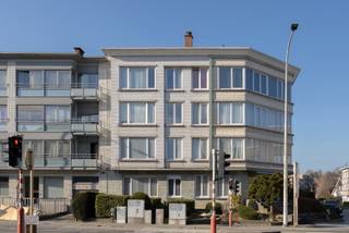 <p>Dit instapklaar appartement met autostaanplaats in Sint-Jans-Molenbeek is gelegen in de verzorgde residentie Sleutelplas en bevindt zich op de tweede verdieping, vlot bereikbaar met zowel lift als trap. Het appartement combineert een praktische indeling met een aangename lichtinval en vormt een uitstekende opportuniteit voor wie op zoek is naar een comfortabele woonst of een interessante investering.</p><p>Bij het betreden van het appartement kom je in de inkomhal, die voorzien is van een praktische vestiaire- en bergruimte en een apart gastentoilet. Deze centrale hal geeft toegang tot de verschillende ruimtes van het appartement.</p><p>De leefruimte is ruim en lichtrijk dankzij de grote raampartijen die zorgen voor een aangename sfeer en een open gevoel. Aansluitend bevindt zich de open keuken, die volledig is uitgerust en voorzien van een geïntegreerde eethoek. Deze opstelling zorgt voor een vlotte verbinding tussen koken, eten en ontspannen en biedt alle comfort voor dagelijks gebruik.</p><p>Het appartement beschikt over één volwaardige slaapkamer van 12m², die voldoende ruimte biedt voor een comfortabel slaapgedeelte. De douchekamer is verzorgd en praktisch ingericht, met aansluiting voor een wasmachine en droogkast.</p><p>Als extra troef beschikt het appartement over een privatieve kelderberging van 4m², ideaal voor bijkomende opslag. Er is de mogelijkheid tot aankoop van een ondergrondse autostaanplaats in de residentie, mits een meerprijs van € 20.000.</p><p>De residentie Sleutelplas is goed onderhouden en biedt een aangename woonomgeving. De ligging in Sint-Jans-Molenbeek zorgt voor een vlotte bereikbaarheid en een goede verbinding met omliggende gemeenten en het stadscentrum.</p><p>Met een EPC van 163 kWh/m² jaar en label D+ beschikt het appartement over een gunstige energieprestatie. Bovendien is de elektrische installatie conform, wat zorgt voor extra gemoedsrust.</p><p>Dit instapklaar appartement combineert comfort, licht en een praktische ligging en is geschikt als eerste woning, investering of uitvalsbasis. Ontdek het zelf en plan een bezoek.</p>