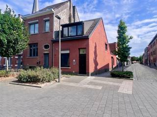 <p>Cette maison d'angle est située à proximité du centre-ville et bénéficie d'un accès facile.</p><p>Au rez-de-chaussée se trouve un salon avec coin repas, qui communique avec une cuisine séparée entièrement équipée. Il y a également une salle de bains équipée d'une douche et d'un lavabo, ainsi que des toilettes séparées. À l'avant du bâtiment se trouve une pièce meublée comme une chambre à coucher, mais qui peut également servir de salle de séjour supplémentaire. À l'arrière de la maison se trouve une cour de ville, qui offre un espace extérieur pratique avec un entretien limité.<br />L'étage supérieur comprend deux grandes chambres, qui conviennent comme chambre principale et chambre d'enfant, chambre d'amis ou espace de bureau. La propriété a une base solide, mais offre des possibilités de modernisation selon vos propres goûts et besoins. Chauffage central au gaz récent.<br />En raison de son emplacement central, de son agencement pratique et de son potentiel d'investissement, cette propriété est particulièrement intéressante pour les débutants, les chercheurs de rénovation ou les investisseurs.<br />Elle est actuellement bien louée.</p><p>Label EPC D et donc pas d'obligation de rénovation !</p><p>Info light : Vg, Pg, Gmo, Gvkr, vv P-score : A, G-score : A Ceci n'est pas une offre, toutes les informations sont sous réserve d'erreurs ou de changements. Les surfaces sont indicatives.</p>