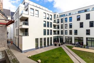 <strong>Ligging</strong><br /><br />De handelsruimte maakt deel uit van de residentie "Collegehof" en is gelegen in de Sint Michielsstraat te Gent. <br />Een makkelijke verbinding met het openbaar vervoer.<br /><br /><strong>Indeling</strong><br /><br />De <strong>gemeubelde en volledig ingerichte handelsruimte</strong> met terras op het gelijkvloers bevat een polyvalente ruimte, afzonderlijke bureelruimtes, een gastentoilet en berging. De <strong>huurprijs is 19.000 euro per jaar</strong>. Kortom, een perfecte investering!<br /><br />Mogelijkheid tot aankoop van ondergrondse autostandplaatsen.<br /><br />Voor inlichtingen en/of bezoek, bel Guillaume Delbecque 0472/25.70.76