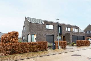 Recente en tijdloze woning met tuin in rustige buurt van RonseDeze stijlvolle woning uit 2015 bevindt zich in de groene Stadstuin van Ronse, in een...