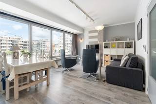 Appartement d'une chambre entièrement rénové avec une superbe vue sur la place du casino et à proximité du front de mer.Salle de séjour avec cuisine...