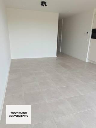 Dit instapklaar nieuwbouwappartement is gelegen op de derde verdieping &amp; is te bereiken via trap of lift (gaat rechtstreeks tot in kelder). Het appartementsgebouw is centraal gelegen nabij de ring van Lier &amp; op wandelafstand van winkels &amp; openbaar vervoer. Bovendien is het station van Lier slechts op 10 minuten wandelafstand gelegen.<br /><br /><u>Indeling kelder:</u> kelderberging &amp; autostaanplaats<br /><br /><u>Indeling derde verdieping:</u> inkomhal, woon- en eetkamer, keuken, badkamer (enkele lavabo &amp; inloopdouche), afzonderlijk toilet, 1 slaapkamer, berging (met aansluiting voor wasmachine/droogkast) &amp; terras (ZW-oriëntatie).<br /><br /><strong>BIJZONDERHEDEN:</strong><br /><br />- Centraal gelegen met winkels, openbaar vervoer &amp; station op wandelafstand<br />- Eerste bewoning<br />- Volledig geschilderd<br />- Ruim terras met ZW-oriëntatie<br />- Zeer energiezuinig (E-peil 30)<br />- Warmtepomp, zonnepanelen &amp; vloerverwarming<br />- Ventilatiesysteem type D<br />- Regenwater aangesloten op toilet<br />- Gemeenschappelijke kosten: 95 EUR per maand<br /><br /><strong>Huurprijs INCLUSIEF kelderberging &amp; autostaanplaats. Onmiddellijk beschikbaar</strong><br /><br />Voor meer info of een bezoek: info@immobilli.be of +32 473 37 28 40.