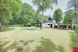 <p><strong>Gerenoveerde woning op een perceel van 2.000 m² in een residentiele woonwijk</strong></p>
<p>Deze recent volledig gerenoveerde woning combineert moderne architectuur, hoogwaardige afwerking en uitzonderlijk veel ruimte, zowel binnen als buiten. Gelegen op een perceel van maar liefst 2.000 m², geniet u hier van rust, privacy en zon gedurende de hele dag.</p>
<p>Bij het betreden van de woning komt u meteen de stijlvolle inkomhal met ingebouwde vestiairekasten en een gastentoilet. Dankzij de grote glazen deuren en wanden krijgt u meteen een prachtig zicht op de grote leefruimte.</p>
<p>De moderne open keuken vormt het hart van de woning en is volledig uitgerust met kwalitatieve toestellen van Bosch: een ingebouwde koffiemachine, combi-oven, extra oven, koelkast, diepvriezer en vaatwasser. Het ruime kookeiland en de Novy-inductiekookplaat met geïntegreerde dampkap maken deze keuken zowel praktisch als luxueus.</p>
<p>Aansluitend bevindt zich een ruime bijkeuken met extra bergruimte en aansluiting voor wasmachine en droogkast.</p>
<p>De royale leef- en eetruimte straalt licht en ruimte uit dankzij de grote raampartijen. Twee gezellige zithoeken worden subtiel van elkaar gescheiden door een moderne glazen wand, wat zorgt voor een open maar stijlvolle indeling. De gashaard maakt de zithoek extra gezellig.</p>
<p>Vanuit de leefruimte geven de grote schuiframen directe toegang tot de enorme tuin, waar u de hele dag door geniet van zon en groen. Op het gelijkvloers bevindt zich bovendien een kamer grenzend aan de leefruimte. Ideaal als bureau of extra slaapkamer.</p>
<p>Verder is er op het gelijkvloers nog een extra praktische dressingruimte. Via de stijlvolle spiltrap bereikt u de bovenverdieping, waar zich nog drie slaapkamers en een luxueuze badkamer bevinden.</p>
<p>De badkamer is afgewerkt in marmerlook en beschikt over een ruime inloopdouche, dubbele lavabo en toilet.</p>
<p>Extra troeven:<br />✔ Volledig gerenoveerd<br />✔ Perceel van ca 2.000 m²<br />✔ Ventilatiesysteem<br />✔ Overal zonnescreens<br />✔ Hoogwaardige materialen en moderne afwerking<br />✔ Gerenoveerd en instapklaar</p>
<p>Een instapklare woning voor wie op zoek is naar ruimte, luxe en comfort in een aangename omgeving.<br /><br />Voor meer informatie, contacteer Ellen via 0474/84.54.29 of ellen@reds.be</p>