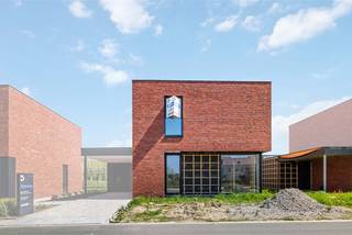 <strong>Deze kwalitatief opgebouwde alleenstaande woning</strong> (lot 126) combineert het comfort van een open bebouwing met de vrijheid om het interieur nog volledig naar eigen hand te zetten met de vakkennis en begeleiding van Dumobil. De exterieurfoto's zijn van de effectieve woning. De interieurfoto's hier getoond zijn van de kijkwoning ernaast met identieke architectuur en gelijkaardige volumes. Doe alvast inspiratie op en ervaar hoe deze woning voor jou afgewerkt kan worden, met daarbij de luxe om nog materialen te kunnen kiezen naar eigen smaak.<br /><br />Deze woning heeft een open woonruimte, voorzien voor een leefkeuken met eiland. Op de eerste verdieping 4 slaapkamers, een badkamer met inloopdouche én bad, een apart toilet en een berging. Buiten is er een carport en tuinberging voorzien. De tuin is oostelijk georiënteerd. Verwarmen en koelen doe je d.m.v een geothermische warmtepomp in combinatie met zonnepanelen, vloerverwarming, en een ventilatiesysteem wat zorgt voor een e-peil lager dan 20.<br /><br />In het woonproject 't Park geniet je van een groene woonomgeving met nieuw aangelegd park aan de rand van de stad. De perfecte combinatie van natuur en stadsvoorzieningen met uitstekende verbindingen naar het openbaar vervoer en de Zuiderring.<br /><br />Kom onze kijkwoning bezoeken op afspraak of tijdens onze bezoekdagen: Dames Van Biervlietstraat 21<br /><br />Deze all-inprijs excl. kosten omvat een volledig afgewerkte, instapklare woning met álle voorzieningen en omgevingswerken inbegrepen. De totale kostprijs inclusief wettelijke kosten waaronder registratierechten, btw, notariskosten en aansluitingskosten kan je eenvoudig bekijken op onze <u><strong>website</strong></u>: <u><strong>www.dumobil.be/nl/woonprojecten/projecten/tparktielt-halfopen-nieuwbouwwoningen</strong></u>. En/of contacteer onze bouwadviseur Sam Borrey voor meer info: 0483/21.01.33 | sam@dumobil.be