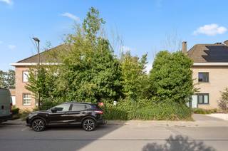 Dankzij de straatbreedte van 12 meter, kan u maximaal 9 meter breed bouwen bij 17 meter diep, wat in de praktijk heel wat mogelijkheden biedt...