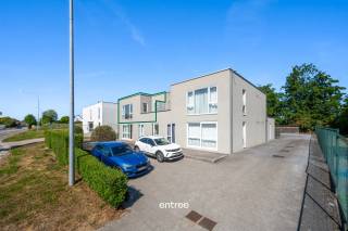 Appartement met twee slaapkamers, gelegen te Erpe-Mere. <br />Uitstekende verbinding, daar men op 2 min. gelegen is van de op-en afrit van de E40 en alle nodige faciliteiten dichtbij zijn. <br /><br />Het appartement is gelegen op de bovenste verdieping en heeft de volgende indeling:<br />Gemeenschappelijke inkomhal met toegang tot de hal van het appartement. Van hieruit is er toegang tot de badkamer (douche, lavabo), apart toilet, 2 slaapkamers en het leefgedeelte. <br />Het leefgedeelte bevat een ruime leefruimte met open, volledig geïnstalleerd keuken en een ruime berging/wasruimte. <br /><br />Verder beschikt u nog over een afgesloten privé terras, een berging en een autostaanplaats. <br /><br />De huurprijs bedraagt €840 + €60 gemeenschappelijke kosten. <br /><br />Voor meer informatie, contacteer Matthias 0497/76.84.89<br />