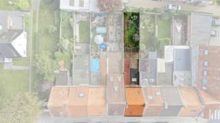 <p><span><span><strong><u>Te renoveren gezinswoning in hartje Beveren (150m²)</u></strong></span></span></p><p><span><span> Dit betreft een gesloten bebouwing met stadstuin op een uitstekende locatie in een te renoveren staat.</span></span></p><p><span><span>De woning beschikt tevens over zeer vlotte verbindingsmogelijkheden via E17 + E34 (Antwerpen-Gent).</span></span></p><p><span><span>De vele mogelijkheden naar renovatie toe en de centrale ligging zijn slechts enkele van de vele troeven die deze woning te bieden heeft.</span></span></p><p><span><span> </span></span></p><p><span><span><strong>INDELING</strong></span></span></p><p><span><span> </span></span></p><p><span><span><u>Gelijkvloers:</u></span></span></p><p><span><span>Inkomhal.</span></span></p><p><span><span>Woonkamer.</span></span></p><p><span><span>Leefkeuken.</span></span></p><p><span><span>Badkamer met o.a. aansluitingen voor wasmachine, droogkast & toilet.</span></span></p><p><span><span>Keldertje onder trap.</span></span></p><p><span><span>Stadstuin.</span></span></p><p><span><span> </span></span></p><p><span><span><u>1e verdieping:</u></span></span></p><p>2 slaapkamers.</p><p><span><span> </span></span></p><p><span><span><u>Zolder:</u></span></span></p><p><span><span>Opbergzolder.</span></span></p><p><span><span> </span></span></p><p><span><span><strong>EXTRA</strong></span></span></p><p><span><span>Elektrische accumulatieverwarming.</span></span></p><p><span><span>Totaalrenovatie.</span></span></p><p><span><span>Niet asbestveilig.</span></span></p><p><span><span>Vlotte verbindingsmogelijkheden naar Antwerpen en Gent door de nabijheid van zowel E34 als E17.</span></span></p>