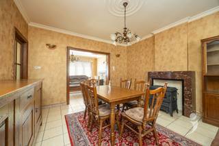 <p><span>Êtes-vous à la recherche d'une maison que vous pouvez rénover entièrement selon vos goûts? Alors cette maison familiale située à </span><span>Eindestraat 3 à Waanrode</span><span> mérite absolument une visite. Située dans une rue calme, vous profitez ici de tranquillité, d'intimité et d'une vue magnifique sur les champs environnants. </span></p><p><span> </span></p><p><span>La maison dispose d'un vaste salon et d'une salle à manger agréables. La </span><span>cuisine récemment rénovée</span><span> est équipée des conforts nécessaires et offre suffisamment d'espace de rangement, vous permettant de profiter d'un environnement de cuisine fonctionnel dès maintenant. Au rez-de-chaussée, se trouvent également une salle de bains à rafraîchir et une pièce de rangement séparée avec des branchements pour une machine à laver et un sèche-linge. De plus, il y a une petite cave sèche qui est idéale pour un stockage supplémentaire. </span></p><p><span> </span></p><p><span>À l'étage, vous trouverez </span><span>trois chambres de bonne taille</span><span>. Un escalier fixe vous mène au grand grenier, où une </span><span>quatrième chambre</span><span> a été aménagée. Cet espace nécessite encore des travaux de finition et offre de nombreuses possibilités. </span></p><p><span> </span></p><p><span>À l'extérieur, vous pourrez profiter d'un parc exceptionnel de </span><span>pas moins de 10 ares</span><span>. Les grandes dépendances offrent une multitude d'espace de rangement et peuvent être parfaitement aménagées en espace de loisirs, atelier ou studio. De plus, la maison dispose d'un </span><span>place de parking séparée dans le garage</span><span>. </span></p><p><span> </span></p><p><span>Curieux de savoir si cette maison spacieuse à Waanrode est faite pour vous ? Alors contactez-nous rapidement via info@immolivit.be ou 016 15 31 15.</span><span> </span></p><p><span> </span></p>
