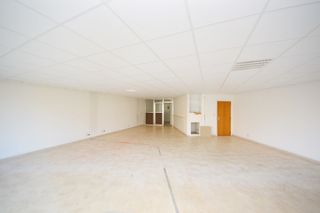 Kantoor of handelsgelijkvloers, gelegen op een zichtlocatie met veel passage op de Ninoofsesteenweg in Dilbeek, nabij “Pizza Hut”. Dit pand heeft...