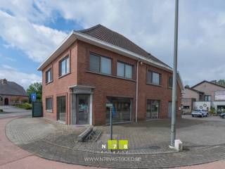 <strong>HANDELSGELIJKVLOERS MET BOVENLIGGEND VERHUURD APPARTEMENT TE OUDSBERGEN.</strong><br /><br /><strong>TROEVEN</strong><br />- Zichtlocatie met constante passage.<br />- Wonen en werken onder één dak.<br />- Flexibele ruimtes voor diverse activiteiten.<br />- Ruim appartement boven handelsgedeelte.<br />- Sterke bereikbaarheid in de regio.<br />- Interessante investeringsopportuniteit.<br />- 2 Garages en voldoende parkeergelegenheid aan de voor- en achterzijde van het pand.<br /><br /><strong>HANDELSGELIJKVLOERS</strong><br />Winkelruimte (10,10m x 3,99m = 40,30m²): tegelvloer. <br />Bureau (5,00m x 3,80m = 19,00m²): tegelvloer. <br />Keuken (2,46m x 3,00m = 7,38m²): gootsteen, kasten, tegelvloer. <br />Berging ((1,22m x 2,55m) + (2,54m x 2,94m) + (0,99m x 1,13m) = 11,70m²): aansluiting wasmachine, boiler, mazoutketel, beton-/tegelvloer. <br />Opslagplaats ((6,10m x 3,46m) + (2,00m x 2,40m) = 25,91m²): tegelvloer. <br />Inpandige garage (4,68m x 3,98m = 18,63m²): garagepoort aan de straatzijde, betontegels. <br />Garage achterbouw (6,41m x 4,00m = 25,64m²): stookolietank bovengronds, toegangsdeur langs tuinzijde + garagepoort straatzijde, betontegels. <br />Toilet (0,91m x 1,67m = 1,52m²). <br />Inkom achterzijde ((3,00m x 1,42m) + (0,99m x 1,76m) + (0,99m x 0,86m) = 6,85m²): tegelvloer. <br />Trappenhal (2,05m x 1,86m = 3,81m²): houten trap, bekleed met kurk. <br /><br /><strong>VERDIEPING +01 (VERHUURD APPARTEMENT)</strong><br />Overloop (0,89m x 6,14m = 5,46m²): kurkvloer. <br />Woonkamer (4,00m x 6,00m = 24,00m²): houten vloer. <br />Keuken (4,00m x 3,74m = 14,96m²): onder- en bovenkasten, lades, keramische kookplaat, dampkap, oven, houten vloer. <br />Badkamer (5,00m x 2,92m = 14,60m²): badkamermeubel met enkele lavabo, onderkast, spiegel en kolomkast, ligbad, aparte douche, toilet, tegelvloer. <br />Slaapkamer 1 (3,59m x 3,84m = 13,79m²): houten vloer. <br />Dressing (1,36m x 4,82m = 6,56m²): houten vloer. <br />Bureau (2,98m x 3,97m = 11,83m²): houten vloer. <br />Bureau 2 (4,00m x 3,71m = 14,84m²): OSB-platen. <br />Zolderruimte 1 (6,00m x 4,10m = 24,60m²). <br />Zolderruimte 2 (2,20m x 4,10m = 9,02m²).<br /><br /><strong>EXTERIEUR</strong><br />- beklinkerd terras.<br />- parkeergelegenheid voor het pand.<br /><br /><strong>EXTRA INFORMATIE</strong><br />Het bovenliggende appartement wordt momenteel verhuurd. De koper dient dus rekening te houden met het lopende huurcontract. De huurovereenkomst opzeggen voor eigen bewoning kan van zodra u eigenaar bent en mits een opzegtermijn van 6 maanden. U dient er rekening mee te houden dat de huurder deze termijn krijgt om een nieuwe woning te zoeken.<br /><br />Bekijkt u deze advertentie via een aanverwante vastgoedsite, surf dan zeker naar onze website www.N78vastgoed.be voor een uitgebreide beschrijving en foto's. Meer info: +32 (0)89 86 18 88 of info@N78vastgoed.be.
