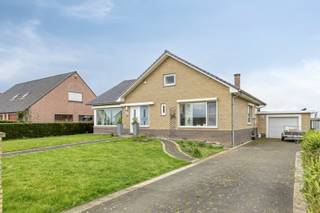 Deze charmante vrijstaande woning is gelegen op een ruim perceel van ca. 1.000 m² en biedt een aangename combinatie van ruimte, comfort...