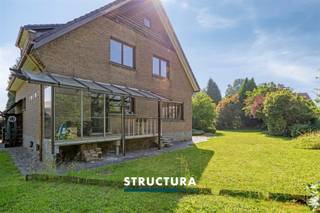 Bent u op zoek naar een ruime gezinswoning die u volledig naar eigen smaak kunt renoveren? Dan is deze vrijstaande villa precies wat u zoekt. Gelegen in een rustige doodlopende straat geniet u hier van alle privacy en een veilige woonomgeving, terwijl u dankzij de vlotte verbinding met de Ring en de A12 toch snel uw bestemming bereikt. Met een perceel van 8a01ca, een bewoonbare oppervlakte van ca. 240 m², vier volwaardige slaapkamers, een grote garage en tal van bergruimtes biedt deze woning een uitstekende basis voor wie ruimte en potentieel weet te waarderen.IndelingGelijkvloers: ruime inkomhal met gastentoilet, lichtrijke leefruimte met gezellige houthaard, aparte keuken, veranda en bureau.Eerste verdieping: nachthal, vier ruime slaapkamers van ca. 18,2 m², 18,7 m², 19,6 m² en 20,54 m² en een badkamer uitgerust met zowel een ligbad als een douche.Zolder: praktische zolderruimte bereikbaar via een valtrap, ideaal als extra bergruimte.Kelder: ruime garage en verschillende kelderruimtes die zorgen voor extra opslagmogelijkheden/werkruimte of ateliermogelijkheden. Buiten: ruime oprit met plaats voor meerdere wagens en een aangenaam perceel van 8a01ca.Karakteristieken- Vrijstaande villa- Rustig gelegen in een doodlopende straat- Bureau op het gelijkvloers- Te renoveren en volledig naar eigen smaak in te richten- Vrij bij akte- Maatregelen in het maatregelenregister: neeDankzij de ruime volumes, de uitstekende ligging en de vele mogelijkheden vormt deze villa de ideale opportuniteit voor gezinnen die op zoek zijn naar een woning met karakter en renovatiepotentieel. Wenst u deze eigendom te ontdekken? Contacteer ons vandaag nog voor meer informatie of plan uw bezoek in via 02 460 80 46 of info@structura.be