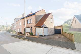 Deze verzorgde, goed onderhouden gezinswoning ligt in een residentiële wijk, op een boogscheut van de zeedijk en het strand van...