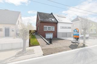 Voor meer info of een bezoek, bel 054 59 49 34 - Op een goede ligging in Denderhoutem bevindt zich deze solide en goed onderhouden woning met...