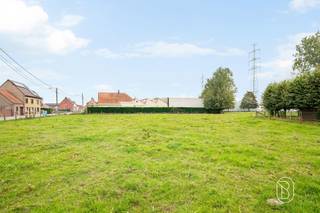 Op een rustige en landelijke locatie in Otegem, nabij de hoek van de Scheldestraat en Tiegemstraat, bevindt zich deze mooie bouwgrond met een oppervlakte van 991 m².Dit ruime perceel biedt de ideale gelegenheid om uw droomwoning te realiseren in een aangename woonomgeving. De grond is geschikt voor het bouwen van een open bebouwing.Een belangrijke troef is dat er geen bouwverplichting geldt. U bepaalt dus zelf wanneer u uw bouwplannen wenst te realiseren.Extra interessant: het aangrenzende perceel van 1.169 m² kan eveneens worden aangekocht, waardoor een totale grondoppervlakte van 2.160 m² mogelijk is.Een mooie opportuniteit voor wie op zoek is naar ruimte, vrijheid en de mogelijkheid om een woning volledig naar eigen smaak te bouwen.Meer info: wim@immobeguin.beTe koop via Immo Beguin, uw vastgoedexpert sinds 2009, met kantoren in Ronse, Deinze, Waregem, Kortrijk, Nieuwpoort, Doornik en Lessen en Moeskroen.