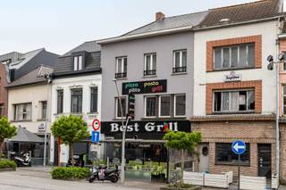 Dit investeringspand op een commerciële topligging in Geraardsbergen (Grote Markt) kan een mooie investerings-opportuniteit zijn. <br />Dit zuiver op rendement of als investering. p<br />Project omvat twee kadastrale leggers nl Markt 44 en Markt 44A<br />GELIJKVLOERS : een verhuurd handelspand. Uitbating van deze zaak bestaat reeds meer dan 10 jaar en zal ook in uitbating blijven na de verkoop. Huidige huurder blijft dan ook in de zaak. <br />Op de eerste (EPC C)en tweede verdieping (EPC D): twee ruime verhuurde appartementen met een mooi rendement. <br /><br />Extra troeven : <br />- geen renovatieverplichting <br />- geen overstromingsgevoelig gebied <br />- directe huuropbrengsten, huidig rendement bedraagt brutto 5,9 % <br />- op de Grote Markt met tal van nieuwe bouwprojecten<br />- dus ligging met meerwaardepotentieel <br /><br />Interesse in een bezoek en bijkomende info? Klink dan op de button " infoaanvraag/afspraak" op deze pagina. Ik contacteer u dan om concreet een tijdstip in te plannen. Verkoop: Pieter Cardoen 0475 36 12 52, pieter@cornelis-goeman.be<br />Omwille van privacy redenen plaatsen we geen extra foto's online <br />Vermelde afmeitngen zijn informatie en niet bindend.